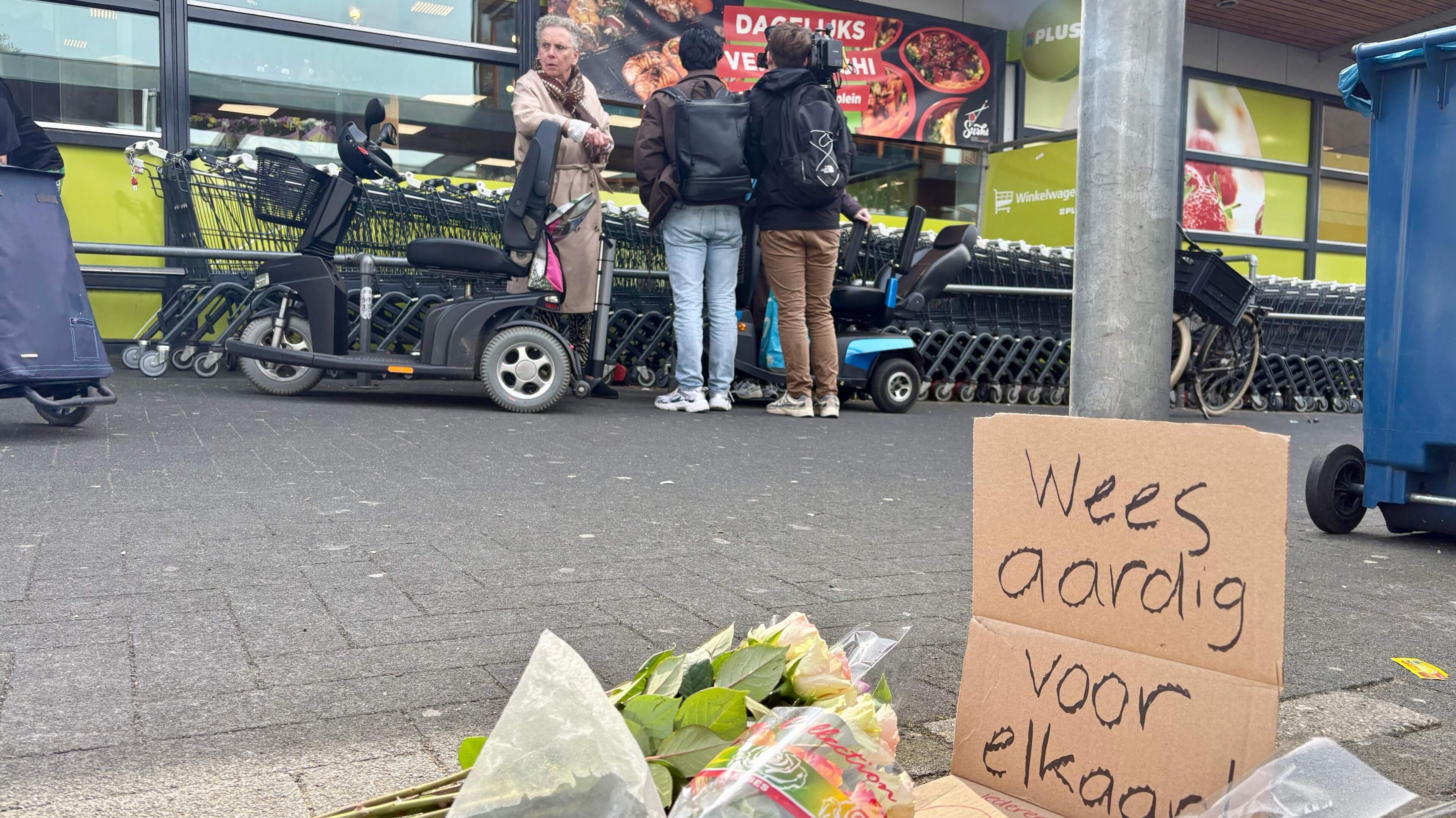 Dag na het in brand steken van man in een rolstoel, staat er een klein bordje op het Smaragdplein: ’Wees aardig voor elkaar’